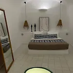 Luna Santorini * Pýrgos
