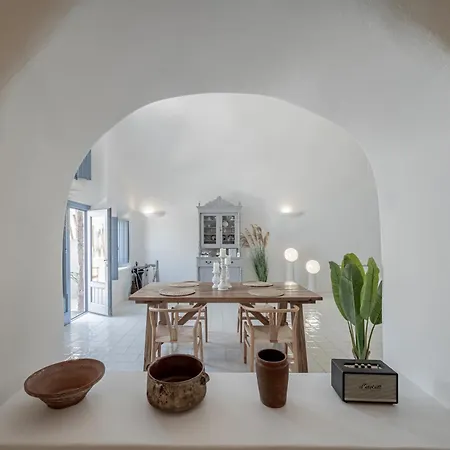 Luna Santorini * Pyrgos Kallistis