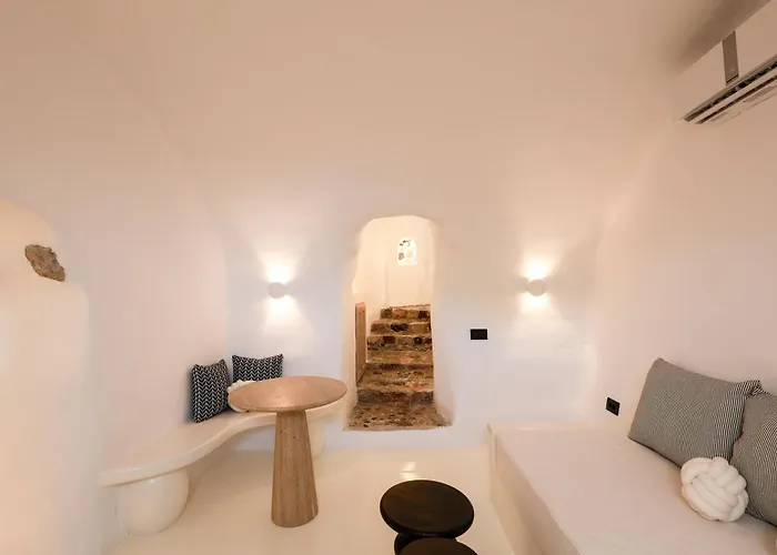 Luna Santorini * Pýrgos