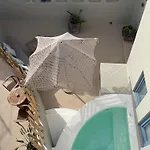 Luna Santorini * Pýrgos