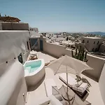 Luna Santorini * Pýrgos