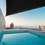 Luna Santorini * Pýrgos