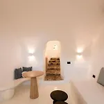 Luna Santorini * Pýrgos