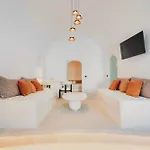Luna Santorini * Pýrgos