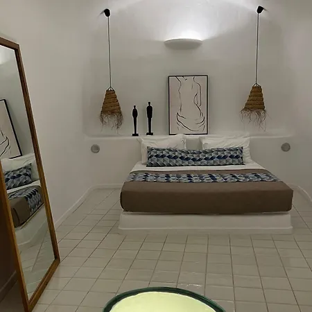 Luna Santorini * Pýrgos