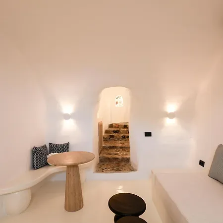 Luna Santorini * Pýrgos