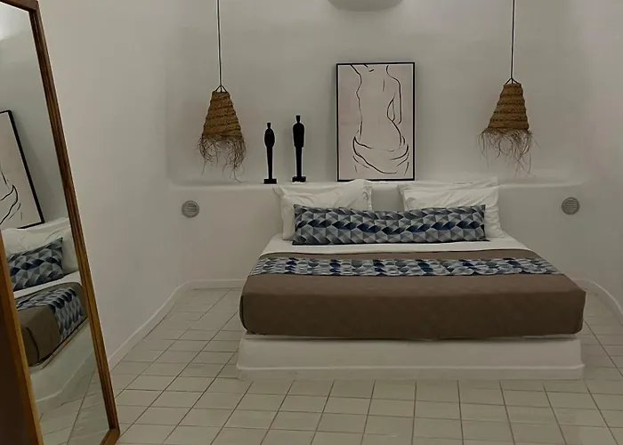 Luna Santorini * Pýrgos