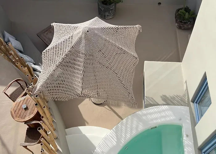 Luna Santorini * Pýrgos