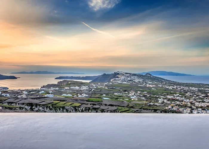 Luna Santorini Pyrgos Kallistis