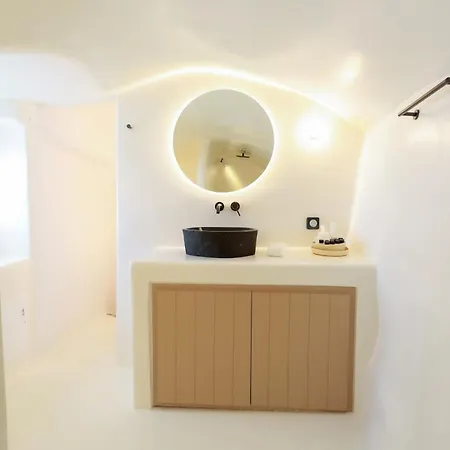 Luna Santorini * Pýrgos